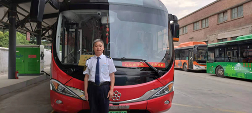 公交車長(zhǎng)范照偉榮獲“洛陽(yáng)市優(yōu)秀共產(chǎn)黨員”稱號(hào)