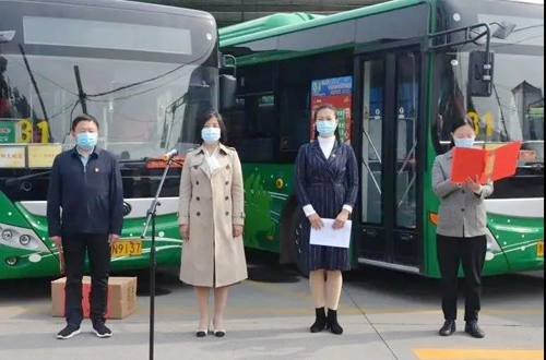 巾幗建功展英姿，獻(xiàn)身公交創(chuàng)佳績(jī)——市婦聯(lián)領(lǐng)導(dǎo)為我司“三八紅旗集體”等榮譽(yù)頒獎(jiǎng)授牌