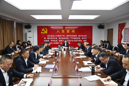 打好“收官戰(zhàn)” 謀好“開局篇”！洛陽(yáng)公交集團(tuán)召開11月董事長(zhǎng)月調(diào)度會(huì)02.JPG